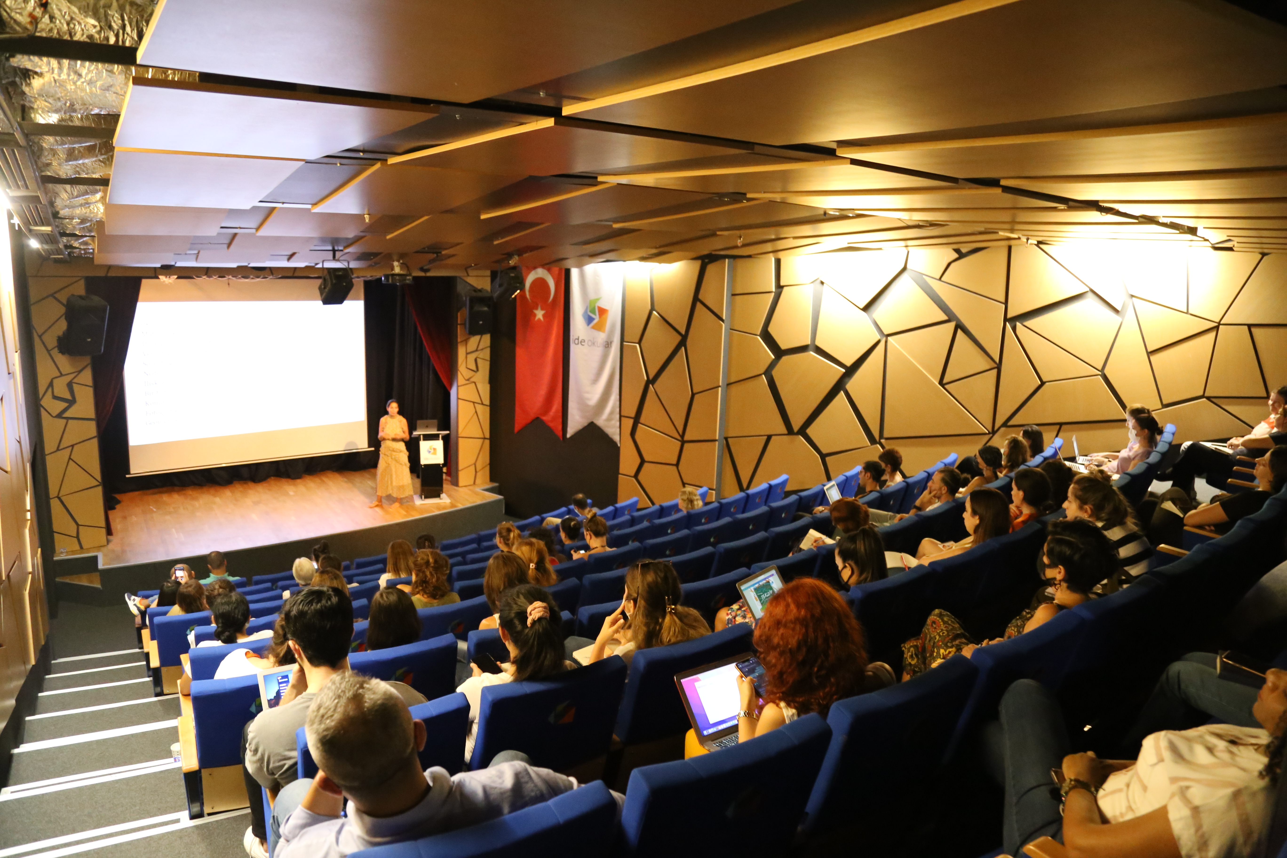 ide'de Halime Tosun ile Öğrenmenin Temelinde Yatan Bilişsel Beceriler Semineri
